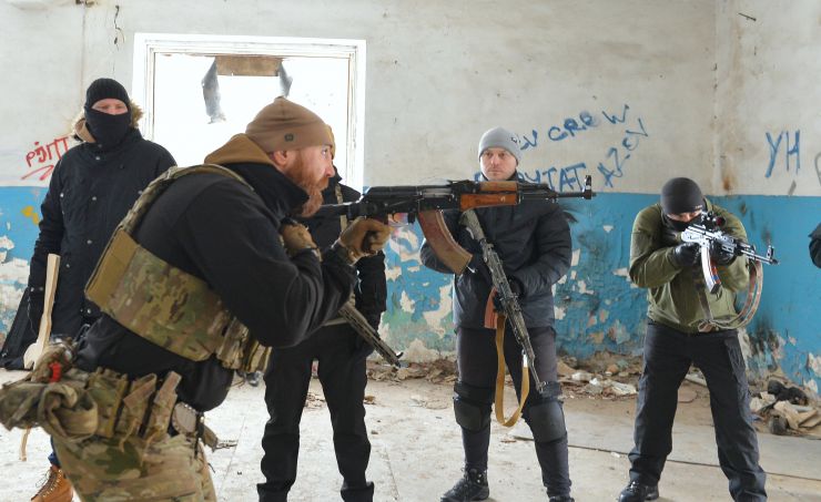 В Києві пройшов другий масштабний вишкіл з цивільної оборони

На території заводу «АТЕК» пройшов другий масштабний вишкіл для цивільного населення в рамках кампанії «Не панікуй! Готуйся». В заході взяло участь понад пів тисячі людей різного віку та професій, які виявили бажання отримати необхідні навички для захисту в разі воєнної ескалації з боку РФ. Так, до вишколу долучився другокурсник, страйкболіст, Євген Ритіков, а викладачка Аліна Ульянова прийшла з двома синами Іваном та Данилом. 
Під час навчань, які проводили професійні інструктори й ветерани з бойовим досвідом, відпрацьовували навички поводження зі зброєю, роботи з технікою, прийоми і правила стрільби, проходили тренування з тактики дій малих груп піхоти, ведення ближнього бою й патрулювання території, надання першої домедичної допомоги та евакуації поранених тощо. Також в рамках вишколу відбулося виїзне тренування з вогневої підготовки, під час якого найдосвідченіші учасники відпрацьовували навички з володіння зброєю.  
Перша хвиля подібних вишколів пройшла ще у квітні 2021 року, коли РФ лише почала стягувати до наших кордонів свої війська під прикриттям навчальних маневрів. 5 лютого 2022 року вишколи пройшли також у Львові, Одесі, Кропивницькому, Івано-Франківську, Ковелі, а у Чернігові та Запоріжжі — навчання з тактичної медицини. До кінця лютого організатори планують провести понад 50 схожих навчань по всій Україні. 
