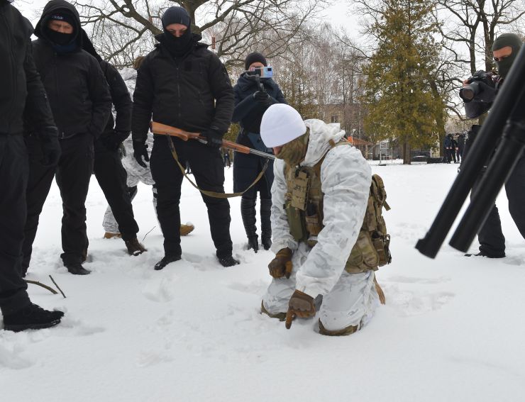 В Києві пройшов другий масштабний вишкіл з цивільної оборони

На території заводу «АТЕК» пройшов другий масштабний вишкіл для цивільного населення в рамках кампанії «Не панікуй! Готуйся». В заході взяло участь понад пів тисячі людей різного віку та професій, які виявили бажання отримати необхідні навички для захисту в разі воєнної ескалації з боку РФ. Так, до вишколу долучився другокурсник, страйкболіст, Євген Ритіков, а викладачка Аліна Ульянова прийшла з двома синами Іваном та Данилом. 
Під час навчань, які проводили професійні інструктори й ветерани з бойовим досвідом, відпрацьовували навички поводження зі зброєю, роботи з технікою, прийоми і правила стрільби, проходили тренування з тактики дій малих груп піхоти, ведення ближнього бою й патрулювання території, надання першої домедичної допомоги та евакуації поранених тощо. Також в рамках вишколу відбулося виїзне тренування з вогневої підготовки, під час якого найдосвідченіші учасники відпрацьовували навички з володіння зброєю.  
Перша хвиля подібних вишколів пройшла ще у квітні 2021 року, коли РФ лише почала стягувати до наших кордонів свої війська під прикриттям навчальних маневрів. 5 лютого 2022 року вишколи пройшли також у Львові, Одесі, Кропивницькому, Івано-Франківську, Ковелі, а у Чернігові та Запоріжжі — навчання з тактичної медицини. До кінця лютого організатори планують провести понад 50 схожих навчань по всій Україні. 
