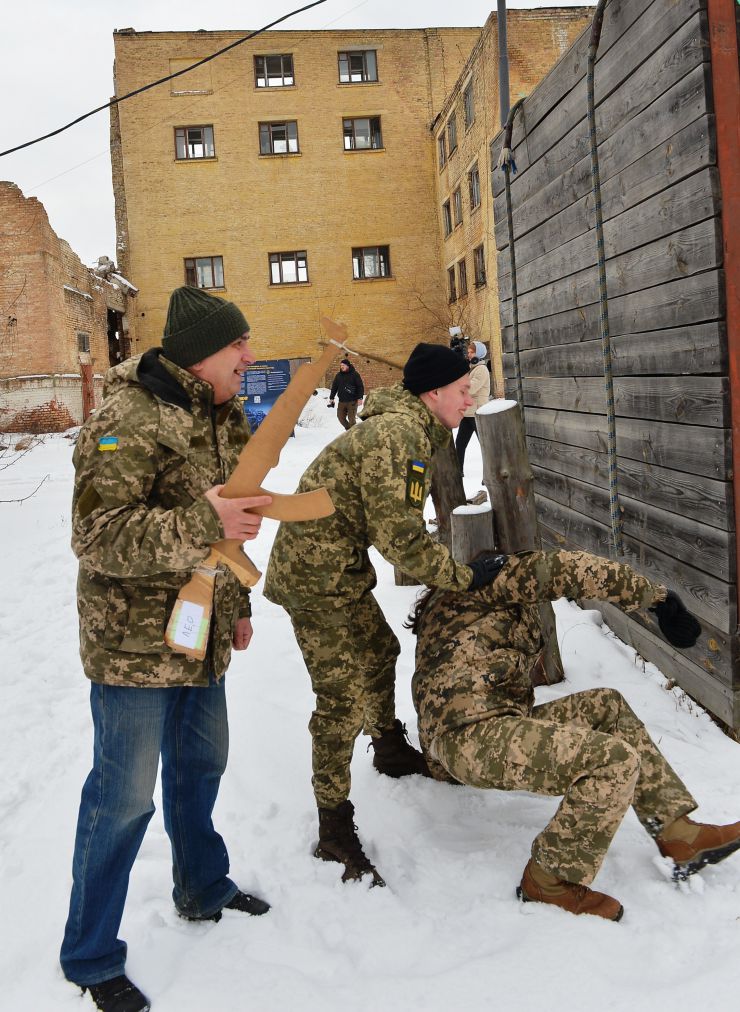 В Києві пройшов другий масштабний вишкіл з цивільної оборони

На території заводу «АТЕК» пройшов другий масштабний вишкіл для цивільного населення в рамках кампанії «Не панікуй! Готуйся». В заході взяло участь понад пів тисячі людей різного віку та професій, які виявили бажання отримати необхідні навички для захисту в разі воєнної ескалації з боку РФ. Так, до вишколу долучився другокурсник, страйкболіст, Євген Ритіков, а викладачка Аліна Ульянова прийшла з двома синами Іваном та Данилом. 
Під час навчань, які проводили професійні інструктори й ветерани з бойовим досвідом, відпрацьовували навички поводження зі зброєю, роботи з технікою, прийоми і правила стрільби, проходили тренування з тактики дій малих груп піхоти, ведення ближнього бою й патрулювання території, надання першої домедичної допомоги та евакуації поранених тощо. Також в рамках вишколу відбулося виїзне тренування з вогневої підготовки, під час якого найдосвідченіші учасники відпрацьовували навички з володіння зброєю.  
Перша хвиля подібних вишколів пройшла ще у квітні 2021 року, коли РФ лише почала стягувати до наших кордонів свої війська під прикриттям навчальних маневрів. 5 лютого 2022 року вишколи пройшли також у Львові, Одесі, Кропивницькому, Івано-Франківську, Ковелі, а у Чернігові та Запоріжжі — навчання з тактичної медицини. До кінця лютого організатори планують провести понад 50 схожих навчань по всій Україні. 
