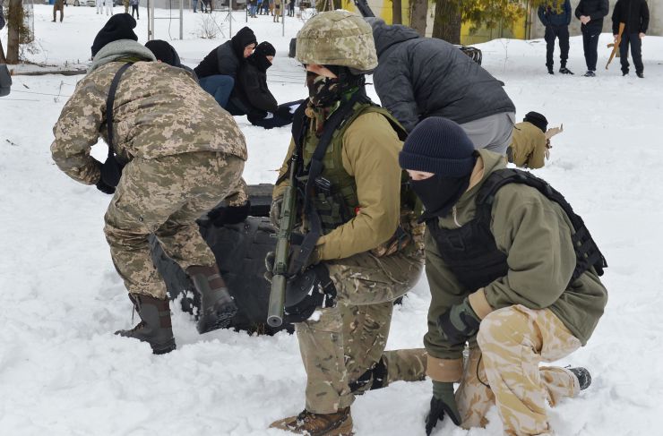 В Києві пройшов другий масштабний вишкіл з цивільної оборони

На території заводу «АТЕК» пройшов другий масштабний вишкіл для цивільного населення в рамках кампанії «Не панікуй! Готуйся». В заході взяло участь понад пів тисячі людей різного віку та професій, які виявили бажання отримати необхідні навички для захисту в разі воєнної ескалації з боку РФ. Так, до вишколу долучився другокурсник, страйкболіст, Євген Ритіков, а викладачка Аліна Ульянова прийшла з двома синами Іваном та Данилом. 
Під час навчань, які проводили професійні інструктори й ветерани з бойовим досвідом, відпрацьовували навички поводження зі зброєю, роботи з технікою, прийоми і правила стрільби, проходили тренування з тактики дій малих груп піхоти, ведення ближнього бою й патрулювання території, надання першої домедичної допомоги та евакуації поранених тощо. Також в рамках вишколу відбулося виїзне тренування з вогневої підготовки, під час якого найдосвідченіші учасники відпрацьовували навички з володіння зброєю.  
Перша хвиля подібних вишколів пройшла ще у квітні 2021 року, коли РФ лише почала стягувати до наших кордонів свої війська під прикриттям навчальних маневрів. 5 лютого 2022 року вишколи пройшли також у Львові, Одесі, Кропивницькому, Івано-Франківську, Ковелі, а у Чернігові та Запоріжжі — навчання з тактичної медицини. До кінця лютого організатори планують провести понад 50 схожих навчань по всій Україні. 

