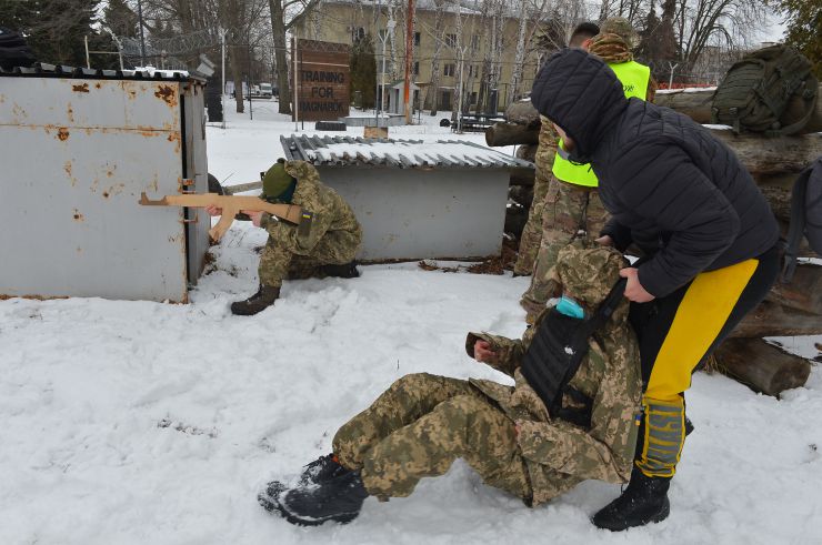 В Києві пройшов другий масштабний вишкіл з цивільної оборони

На території заводу «АТЕК» пройшов другий масштабний вишкіл для цивільного населення в рамках кампанії «Не панікуй! Готуйся». В заході взяло участь понад пів тисячі людей різного віку та професій, які виявили бажання отримати необхідні навички для захисту в разі воєнної ескалації з боку РФ. Так, до вишколу долучився другокурсник, страйкболіст, Євген Ритіков, а викладачка Аліна Ульянова прийшла з двома синами Іваном та Данилом. 
Під час навчань, які проводили професійні інструктори й ветерани з бойовим досвідом, відпрацьовували навички поводження зі зброєю, роботи з технікою, прийоми і правила стрільби, проходили тренування з тактики дій малих груп піхоти, ведення ближнього бою й патрулювання території, надання першої домедичної допомоги та евакуації поранених тощо. Також в рамках вишколу відбулося виїзне тренування з вогневої підготовки, під час якого найдосвідченіші учасники відпрацьовували навички з володіння зброєю.  
Перша хвиля подібних вишколів пройшла ще у квітні 2021 року, коли РФ лише почала стягувати до наших кордонів свої війська під прикриттям навчальних маневрів. 5 лютого 2022 року вишколи пройшли також у Львові, Одесі, Кропивницькому, Івано-Франківську, Ковелі, а у Чернігові та Запоріжжі — навчання з тактичної медицини. До кінця лютого організатори планують провести понад 50 схожих навчань по всій Україні. 
