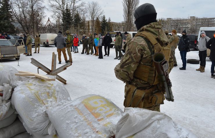 В Києві пройшов другий масштабний вишкіл з цивільної оборони

На території заводу «АТЕК» пройшов другий масштабний вишкіл для цивільного населення в рамках кампанії «Не панікуй! Готуйся». В заході взяло участь понад пів тисячі людей різного віку та професій, які виявили бажання отримати необхідні навички для захисту в разі воєнної ескалації з боку РФ. Так, до вишколу долучився другокурсник, страйкболіст, Євген Ритіков, а викладачка Аліна Ульянова прийшла з двома синами Іваном та Данилом. 
Під час навчань, які проводили професійні інструктори й ветерани з бойовим досвідом, відпрацьовували навички поводження зі зброєю, роботи з технікою, прийоми і правила стрільби, проходили тренування з тактики дій малих груп піхоти, ведення ближнього бою й патрулювання території, надання першої домедичної допомоги та евакуації поранених тощо. Також в рамках вишколу відбулося виїзне тренування з вогневої підготовки, під час якого найдосвідченіші учасники відпрацьовували навички з володіння зброєю.  
Перша хвиля подібних вишколів пройшла ще у квітні 2021 року, коли РФ лише почала стягувати до наших кордонів свої війська під прикриттям навчальних маневрів. 5 лютого 2022 року вишколи пройшли також у Львові, Одесі, Кропивницькому, Івано-Франківську, Ковелі, а у Чернігові та Запоріжжі — навчання з тактичної медицини. До кінця лютого організатори планують провести понад 50 схожих навчань по всій Україні. 
