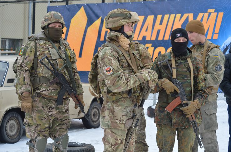 В Києві пройшов другий масштабний вишкіл з цивільної оборони

На території заводу «АТЕК» пройшов другий масштабний вишкіл для цивільного населення в рамках кампанії «Не панікуй! Готуйся». В заході взяло участь понад пів тисячі людей різного віку та професій, які виявили бажання отримати необхідні навички для захисту в разі воєнної ескалації з боку РФ. Так, до вишколу долучився другокурсник, страйкболіст, Євген Ритіков, а викладачка Аліна Ульянова прийшла з двома синами Іваном та Данилом. 
Під час навчань, які проводили професійні інструктори й ветерани з бойовим досвідом, відпрацьовували навички поводження зі зброєю, роботи з технікою, прийоми і правила стрільби, проходили тренування з тактики дій малих груп піхоти, ведення ближнього бою й патрулювання території, надання першої домедичної допомоги та евакуації поранених тощо. Також в рамках вишколу відбулося виїзне тренування з вогневої підготовки, під час якого найдосвідченіші учасники відпрацьовували навички з володіння зброєю.  
Перша хвиля подібних вишколів пройшла ще у квітні 2021 року, коли РФ лише почала стягувати до наших кордонів свої війська під прикриттям навчальних маневрів. 5 лютого 2022 року вишколи пройшли також у Львові, Одесі, Кропивницькому, Івано-Франківську, Ковелі, а у Чернігові та Запоріжжі — навчання з тактичної медицини. До кінця лютого організатори планують провести понад 50 схожих навчань по всій Україні. 
