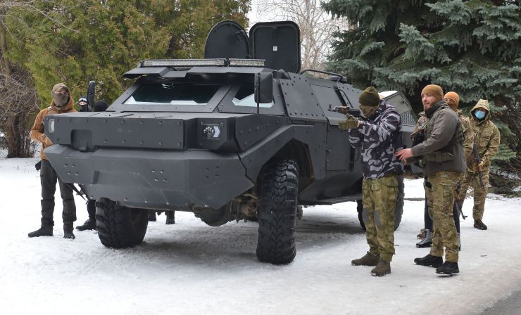 В Києві пройшов другий масштабний вишкіл з цивільної оборони

На території заводу «АТЕК» пройшов другий масштабний вишкіл для цивільного населення в рамках кампанії «Не панікуй! Готуйся». В заході взяло участь понад пів тисячі людей різного віку та професій, які виявили бажання отримати необхідні навички для захисту в разі воєнної ескалації з боку РФ. Так, до вишколу долучився другокурсник, страйкболіст, Євген Ритіков, а викладачка Аліна Ульянова прийшла з двома синами Іваном та Данилом. 
Під час навчань, які проводили професійні інструктори й ветерани з бойовим досвідом, відпрацьовували навички поводження зі зброєю, роботи з технікою, прийоми і правила стрільби, проходили тренування з тактики дій малих груп піхоти, ведення ближнього бою й патрулювання території, надання першої домедичної допомоги та евакуації поранених тощо. Також в рамках вишколу відбулося виїзне тренування з вогневої підготовки, під час якого найдосвідченіші учасники відпрацьовували навички з володіння зброєю.  
Перша хвиля подібних вишколів пройшла ще у квітні 2021 року, коли РФ лише почала стягувати до наших кордонів свої війська під прикриттям навчальних маневрів. 5 лютого 2022 року вишколи пройшли також у Львові, Одесі, Кропивницькому, Івано-Франківську, Ковелі, а у Чернігові та Запоріжжі — навчання з тактичної медицини. До кінця лютого організатори планують провести понад 50 схожих навчань по всій Україні. 

