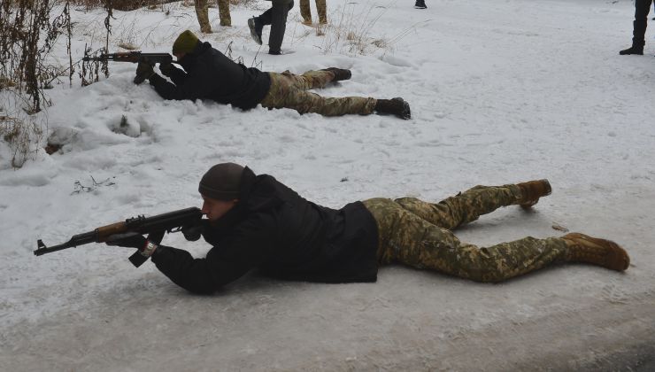 В Києві пройшов другий масштабний вишкіл з цивільної оборони

На території заводу «АТЕК» пройшов другий масштабний вишкіл для цивільного населення в рамках кампанії «Не панікуй! Готуйся». В заході взяло участь понад пів тисячі людей різного віку та професій, які виявили бажання отримати необхідні навички для захисту в разі воєнної ескалації з боку РФ. Так, до вишколу долучився другокурсник, страйкболіст, Євген Ритіков, а викладачка Аліна Ульянова прийшла з двома синами Іваном та Данилом. 
Під час навчань, які проводили професійні інструктори й ветерани з бойовим досвідом, відпрацьовували навички поводження зі зброєю, роботи з технікою, прийоми і правила стрільби, проходили тренування з тактики дій малих груп піхоти, ведення ближнього бою й патрулювання території, надання першої домедичної допомоги та евакуації поранених тощо. Також в рамках вишколу відбулося виїзне тренування з вогневої підготовки, під час якого найдосвідченіші учасники відпрацьовували навички з володіння зброєю.  
Перша хвиля подібних вишколів пройшла ще у квітні 2021 року, коли РФ лише почала стягувати до наших кордонів свої війська під прикриттям навчальних маневрів. 5 лютого 2022 року вишколи пройшли також у Львові, Одесі, Кропивницькому, Івано-Франківську, Ковелі, а у Чернігові та Запоріжжі — навчання з тактичної медицини. До кінця лютого організатори планують провести понад 50 схожих навчань по всій Україні. 
