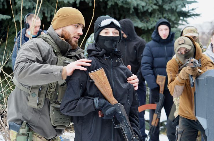 В Києві пройшов другий масштабний вишкіл з цивільної оборони

На території заводу «АТЕК» пройшов другий масштабний вишкіл для цивільного населення в рамках кампанії «Не панікуй! Готуйся». В заході взяло участь понад пів тисячі людей різного віку та професій, які виявили бажання отримати необхідні навички для захисту в разі воєнної ескалації з боку РФ. Так, до вишколу долучився другокурсник, страйкболіст, Євген Ритіков, а викладачка Аліна Ульянова прийшла з двома синами Іваном та Данилом. 
Під час навчань, які проводили професійні інструктори й ветерани з бойовим досвідом, відпрацьовували навички поводження зі зброєю, роботи з технікою, прийоми і правила стрільби, проходили тренування з тактики дій малих груп піхоти, ведення ближнього бою й патрулювання території, надання першої домедичної допомоги та евакуації поранених тощо. Також в рамках вишколу відбулося виїзне тренування з вогневої підготовки, під час якого найдосвідченіші учасники відпрацьовували навички з володіння зброєю.  
Перша хвиля подібних вишколів пройшла ще у квітні 2021 року, коли РФ лише почала стягувати до наших кордонів свої війська під прикриттям навчальних маневрів. 5 лютого 2022 року вишколи пройшли також у Львові, Одесі, Кропивницькому, Івано-Франківську, Ковелі, а у Чернігові та Запоріжжі — навчання з тактичної медицини. До кінця лютого організатори планують провести понад 50 схожих навчань по всій Україні. 
