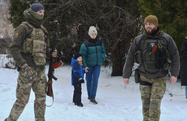 В Києві пройшов другий масштабний вишкіл з цивільної оборони

На території заводу «АТЕК» пройшов другий масштабний вишкіл для цивільного населення в рамках кампанії «Не панікуй! Готуйся». В заході взяло участь понад пів тисячі людей різного віку та професій, які виявили бажання отримати необхідні навички для захисту в разі воєнної ескалації з боку РФ. Так, до вишколу долучився другокурсник, страйкболіст, Євген Ритіков, а викладачка Аліна Ульянова прийшла з двома синами Іваном та Данилом. 
Під час навчань, які проводили професійні інструктори й ветерани з бойовим досвідом, відпрацьовували навички поводження зі зброєю, роботи з технікою, прийоми і правила стрільби, проходили тренування з тактики дій малих груп піхоти, ведення ближнього бою й патрулювання території, надання першої домедичної допомоги та евакуації поранених тощо. Також в рамках вишколу відбулося виїзне тренування з вогневої підготовки, під час якого найдосвідченіші учасники відпрацьовували навички з володіння зброєю.  
Перша хвиля подібних вишколів пройшла ще у квітні 2021 року, коли РФ лише почала стягувати до наших кордонів свої війська під прикриттям навчальних маневрів. 5 лютого 2022 року вишколи пройшли також у Львові, Одесі, Кропивницькому, Івано-Франківську, Ковелі, а у Чернігові та Запоріжжі — навчання з тактичної медицини. До кінця лютого організатори планують провести понад 50 схожих навчань по всій Україні. 
