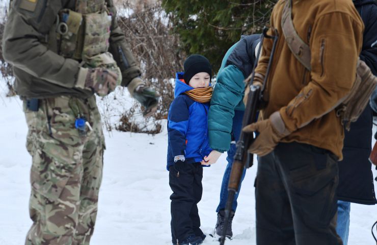 В Києві пройшов другий масштабний вишкіл з цивільної оборони

На території заводу «АТЕК» пройшов другий масштабний вишкіл для цивільного населення в рамках кампанії «Не панікуй! Готуйся». В заході взяло участь понад пів тисячі людей різного віку та професій, які виявили бажання отримати необхідні навички для захисту в разі воєнної ескалації з боку РФ. Так, до вишколу долучився другокурсник, страйкболіст, Євген Ритіков, а викладачка Аліна Ульянова прийшла з двома синами Іваном та Данилом. 
Під час навчань, які проводили професійні інструктори й ветерани з бойовим досвідом, відпрацьовували навички поводження зі зброєю, роботи з технікою, прийоми і правила стрільби, проходили тренування з тактики дій малих груп піхоти, ведення ближнього бою й патрулювання території, надання першої домедичної допомоги та евакуації поранених тощо. Також в рамках вишколу відбулося виїзне тренування з вогневої підготовки, під час якого найдосвідченіші учасники відпрацьовували навички з володіння зброєю.  
Перша хвиля подібних вишколів пройшла ще у квітні 2021 року, коли РФ лише почала стягувати до наших кордонів свої війська під прикриттям навчальних маневрів. 5 лютого 2022 року вишколи пройшли також у Львові, Одесі, Кропивницькому, Івано-Франківську, Ковелі, а у Чернігові та Запоріжжі — навчання з тактичної медицини. До кінця лютого організатори планують провести понад 50 схожих навчань по всій Україні. 
