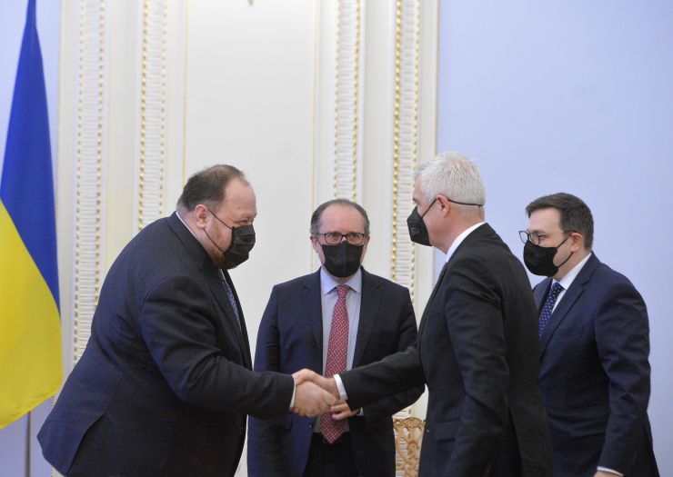 Зустріч Голови Верховної Ради України Руслана Стефанчука з міністрами закордонних справ Чеської республіки, республіки Австрія, Словацької республіки/

Візит Міністрів закордонних справ є потужним сигналом підтримки України з боку Чехії, Словаччини та Австрії. Про це зазначив Голова Верховної Ради України Руслан Стефанчук під час зустрічі з міністрами закордонних справ: Чеської Республіки – Яном Ліпавськи, Республіки Австрія – Александром Шалленбергом та Словацької Республіки – Іваном Корчоком.
