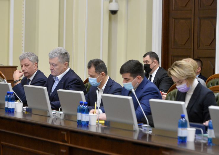 Засідання Погоджувальної ради депутатських фракцій (депутатських груп).

Голова Верховної Ради України Руслан Стефанчук, відкриваючи засідання Погоджувальної ради депутатських фракцій (депутатських груп), акцентував на безпековій ситуації в країні.
Юрій Бойко, Петро Порошенко, Тарас Батенко, Павло Бакунець, Анастасія Радіна
