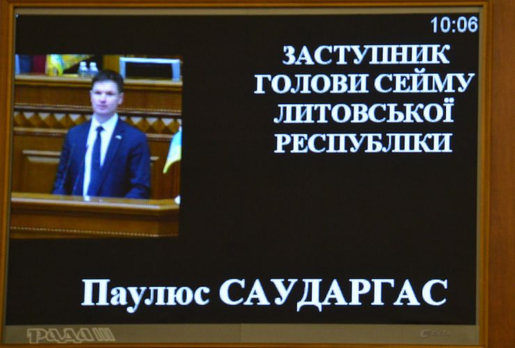 Пленарне засідання Верховної Ради України.

Голова Верховної Ради України Руслан Стефанчук відкрив пленарне засідання. 
Народні депутати оплесками привітали делегацію литовських парламентаріїв, які перебувають в Україні з візитом. 
 Руслан Стефанчук повідомив, що сьогодні День незалежності Литви. Він привітав гостей зі святом. 
Голова Верховної Ради України також повідомив, що сьогоднішній день 16 лютого відповідно до Указу Президента України оголошено Днем єднання. У цей день державний прапор України піднятий на всіх адміністративних будинках Верховної Ради України. 
 Національний заслужений академічний український народний хор України ім. Г. Верьовки виконав Гімн України. 
Голова Верховної Ради України Руслан Стефанчук надав слово для виступів Заступнику Голови Сейму Литовської Республіки та членам делегації.
Заступник Голови Сейму Литовської республіки Паулюс Саударгас
