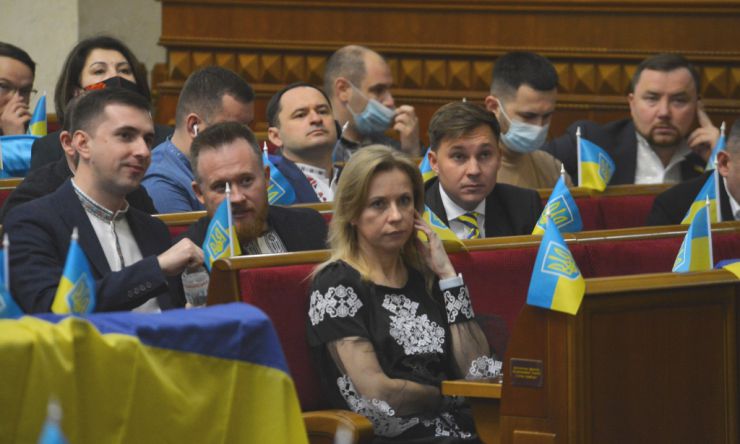 Пленарне засідання Верховної Ради України.

Голова Верховної Ради України Руслан Стефанчук відкрив пленарне засідання. 
Народні депутати оплесками привітали делегацію литовських парламентаріїв, які перебувають в Україні з візитом. 
 Руслан Стефанчук повідомив, що сьогодні День незалежності Литви. Він привітав гостей зі святом. 
Голова Верховної Ради України також повідомив, що сьогоднішній день 16 лютого відповідно до Указу Президента України оголошено Днем єднання. У цей день державний прапор України піднятий на всіх адміністративних будинках Верховної Ради України. 
 Національний заслужений академічний український народний хор України ім. Г. Верьовки виконав Гімн України. 
Голова Верховної Ради України Руслан Стефанчук надав слово для виступів Заступнику Голови Сейму Литовської Республіки та членам делегації.
