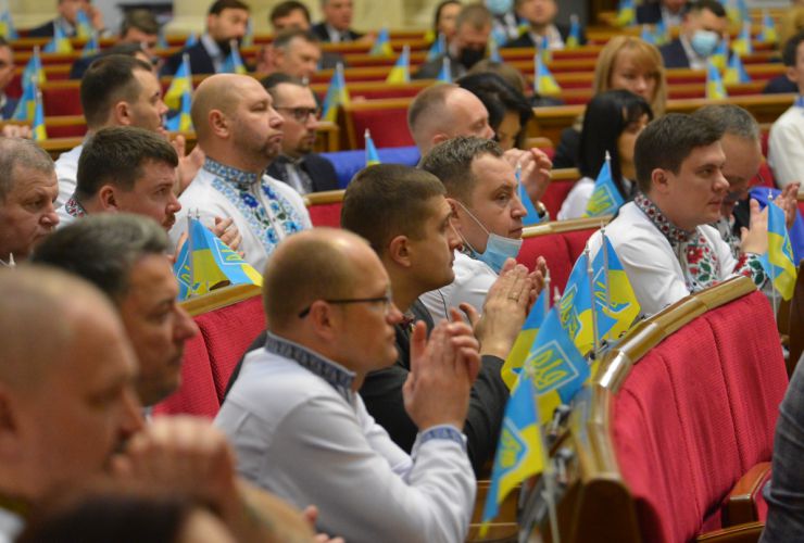 Пленарне засідання Верховної Ради України.

Голова Верховної Ради України Руслан Стефанчук відкрив пленарне засідання. 
Народні депутати оплесками привітали делегацію литовських парламентаріїв, які перебувають в Україні з візитом. 
 Руслан Стефанчук повідомив, що сьогодні День незалежності Литви. Він привітав гостей зі святом. 
Голова Верховної Ради України також повідомив, що сьогоднішній день 16 лютого відповідно до Указу Президента України оголошено Днем єднання. У цей день державний прапор України піднятий на всіх адміністративних будинках Верховної Ради України. 
 Національний заслужений академічний український народний хор України ім. Г. Верьовки виконав Гімн України. 
Голова Верховної Ради України Руслан Стефанчук надав слово для виступів Заступнику Голови Сейму Литовської Республіки та членам делегації.

