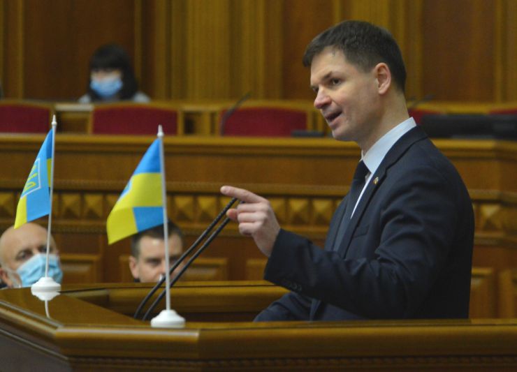 Пленарне засідання Верховної Ради України.

Голова Верховної Ради України Руслан Стефанчук відкрив пленарне засідання. 
Народні депутати оплесками привітали делегацію литовських парламентаріїв, які перебувають в Україні з візитом. 
 Руслан Стефанчук повідомив, що сьогодні День незалежності Литви. Він привітав гостей зі святом. 
Голова Верховної Ради України також повідомив, що сьогоднішній день 16 лютого відповідно до Указу Президента України оголошено Днем єднання. У цей день державний прапор України піднятий на всіх адміністративних будинках Верховної Ради України. 
 Національний заслужений академічний український народний хор України ім. Г. Верьовки виконав Гімн України. 
Голова Верховної Ради України Руслан Стефанчук надав слово для виступів Заступнику Голови Сейму Литовської Республіки та членам делегації.
Заступник Голови Сейму Литовської республіки Паулюс Саударгас
