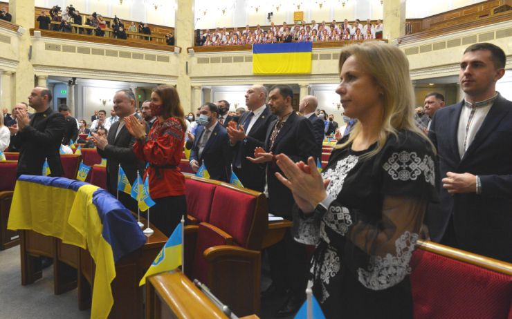 Пленарне засідання Верховної Ради України.

Голова Верховної Ради України Руслан Стефанчук відкрив пленарне засідання. 
Народні депутати оплесками привітали делегацію литовських парламентаріїв, які перебувають в Україні з візитом. 
 Руслан Стефанчук повідомив, що сьогодні День незалежності Литви. Він привітав гостей зі святом. 
Голова Верховної Ради України також повідомив, що сьогоднішній день 16 лютого відповідно до Указу Президента України оголошено Днем єднання. У цей день державний прапор України піднятий на всіх адміністративних будинках Верховної Ради України. 
 Національний заслужений академічний український народний хор України ім. Г. Верьовки виконав Гімн України. 
Голова Верховної Ради України Руслан Стефанчук надав слово для виступів Заступнику Голови Сейму Литовської Республіки та членам делегації.
