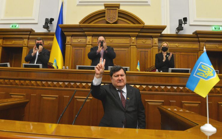 Пленарне засідання Верховної Ради України.

Голова Верховної Ради України Руслан Стефанчук відкрив пленарне засідання. 
Народні депутати оплесками привітали делегацію литовських парламентаріїв, які перебувають в Україні з візитом. 
 Руслан Стефанчук повідомив, що сьогодні День незалежності Литви. Він привітав гостей зі святом. 
Голова Верховної Ради України також повідомив, що сьогоднішній день 16 лютого відповідно до Указу Президента України оголошено Днем єднання. У цей день державний прапор України піднятий на всіх адміністративних будинках Верховної Ради України. 
 Національний заслужений академічний український народний хор України ім. Г. Верьовки виконав Гімн України. 
Голова Верховної Ради України Руслан Стефанчук надав слово для виступів Заступнику Голови Сейму Литовської Республіки та членам делегації.
Член Комітету Сейму Литовської Республіки у закордонних справах та у справах Європи Емануеліс Зінгяріс
