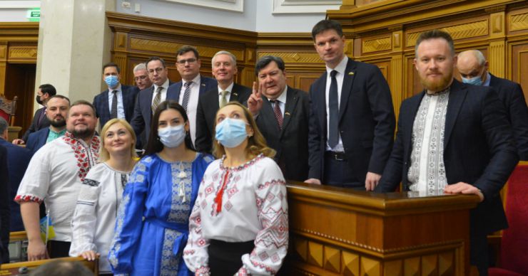 Пленарне засідання Верховної Ради України.

Голова Верховної Ради України Руслан Стефанчук відкрив пленарне засідання. 
Народні депутати оплесками привітали делегацію литовських парламентаріїв, які перебувають в Україні з візитом. 
 Руслан Стефанчук повідомив, що сьогодні День незалежності Литви. Він привітав гостей зі святом. 
Голова Верховної Ради України також повідомив, що сьогоднішній день 16 лютого відповідно до Указу Президента України оголошено Днем єднання. У цей день державний прапор України піднятий на всіх адміністративних будинках Верховної Ради України. 
 Національний заслужений академічний український народний хор України ім. Г. Верьовки виконав Гімн України. 
Голова Верховної Ради України Руслан Стефанчук надав слово для виступів Заступнику Голови Сейму Литовської Республіки та членам делегації.
Член Комітету Сейму Литовської Республіки у закордонних справах та у справах Європи Емануеліс Зінгяріс
