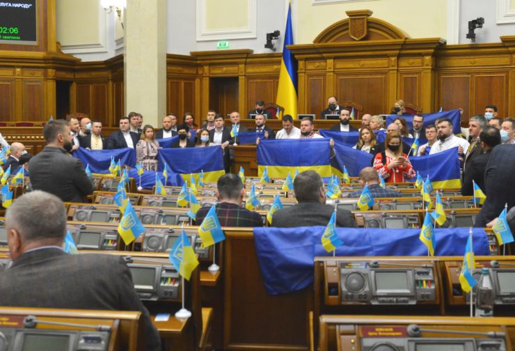 Пленарне засідання Верховної Ради України.

Голова Верховної Ради України Руслан Стефанчук відкрив пленарне засідання. 
Народні депутати оплесками привітали делегацію литовських парламентаріїв, які перебувають в Україні з візитом. 
 Руслан Стефанчук повідомив, що сьогодні День незалежності Литви. Він привітав гостей зі святом. 
Голова Верховної Ради України також повідомив, що сьогоднішній день 16 лютого відповідно до Указу Президента України оголошено Днем єднання. У цей день державний прапор України піднятий на всіх адміністративних будинках Верховної Ради України. 
 Національний заслужений академічний український народний хор України ім. Г. Верьовки виконав Гімн України. 
Голова Верховної Ради України Руслан Стефанчук надав слово для виступів Заступнику Голови Сейму Литовської Республіки та членам делегації.
