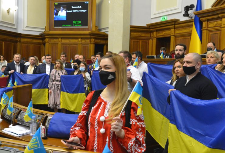 Пленарне засідання Верховної Ради України.

Голова Верховної Ради України Руслан Стефанчук відкрив пленарне засідання. 
Народні депутати оплесками привітали делегацію литовських парламентаріїв, які перебувають в Україні з візитом. 
 Руслан Стефанчук повідомив, що сьогодні День незалежності Литви. Він привітав гостей зі святом. 
Голова Верховної Ради України також повідомив, що сьогоднішній день 16 лютого відповідно до Указу Президента України оголошено Днем єднання. У цей день державний прапор України піднятий на всіх адміністративних будинках Верховної Ради України. 
 Національний заслужений академічний український народний хор України ім. Г. Верьовки виконав Гімн України. 
Голова Верховної Ради України Руслан Стефанчук надав слово для виступів Заступнику Голови Сейму Литовської Республіки та членам делегації.
