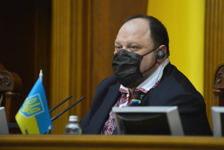 Пленарне засідання Верховної Ради України.

Голова Верховної Ради України Руслан Стефанчук відкрив пленарне засідання. 
Народні депутати оплесками привітали делегацію литовських парламентаріїв, які перебувають в Україні з візитом. 
 Руслан Стефанчук повідомив, що сьогодні День незалежності Литви. Він привітав гостей зі святом. 
Голова Верховної Ради України також повідомив, що сьогоднішній день 16 лютого відповідно до Указу Президента України оголошено Днем єднання. У цей день державний прапор України піднятий на всіх адміністративних будинках Верховної Ради України. 
 Національний заслужений академічний український народний хор України ім. Г. Верьовки виконав Гімн України. 
Голова Верховної Ради України Руслан Стефанчук надав слово для виступів Заступнику Голови Сейму Литовської Республіки та членам делегації.

