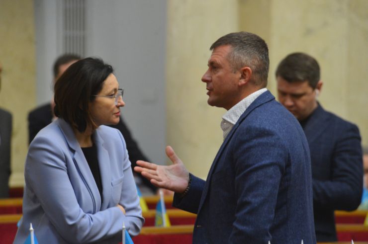 Пленарне засідання Верховної Ради України.

Голова Верховної Ради України Руслан Стефанчук відкрив пленарне засідання. 
Народні депутати оплесками привітали делегацію литовських парламентаріїв, які перебувають в Україні з візитом. 
 Руслан Стефанчук повідомив, що сьогодні День незалежності Литви. Він привітав гостей зі святом. 
Голова Верховної Ради України також повідомив, що сьогоднішній день 16 лютого відповідно до Указу Президента України оголошено Днем єднання. У цей день державний прапор України піднятий на всіх адміністративних будинках Верховної Ради України. 
 Національний заслужений академічний український народний хор України ім. Г. Верьовки виконав Гімн України. 
Голова Верховної Ради України Руслан Стефанчук надав слово для виступів Заступнику Голови Сейму Литовської Республіки та членам делегації.
Ірина Констанкевич Ігор Молоток ЗА
