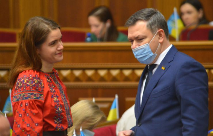 Пленарне засідання Верховної Ради України.

Голова Верховної Ради України Руслан Стефанчук відкрив пленарне засідання. 
Народні депутати оплесками привітали делегацію литовських парламентаріїв, які перебувають в Україні з візитом. 
 Руслан Стефанчук повідомив, що сьогодні День незалежності Литви. Він привітав гостей зі святом. 
Голова Верховної Ради України також повідомив, що сьогоднішній день 16 лютого відповідно до Указу Президента України оголошено Днем єднання. У цей день державний прапор України піднятий на всіх адміністративних будинках Верховної Ради України. 
 Національний заслужений академічний український народний хор України ім. Г. Верьовки виконав Гімн України. 
Голова Верховної Ради України Руслан Стефанчук надав слово для виступів Заступнику Голови Сейму Литовської Республіки та членам делегації.
Мар`яна Безугла Олександр Завітневіч СН
