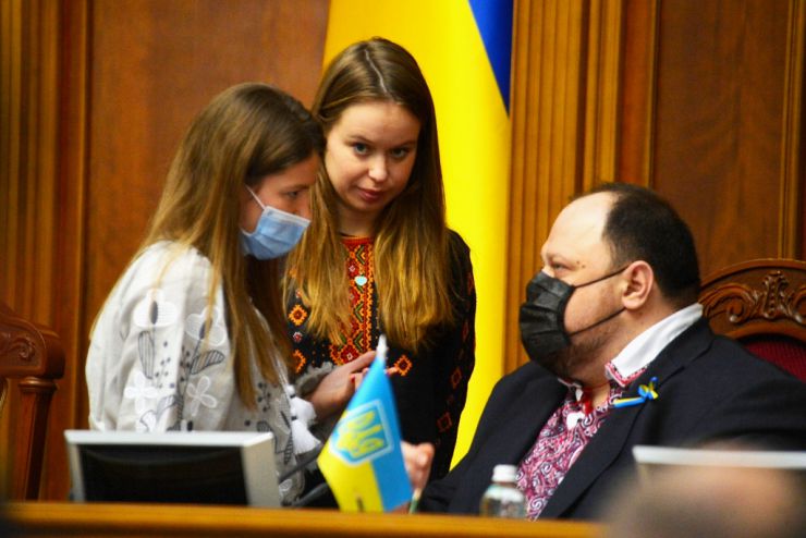 Пленарне засідання Верховної Ради України.

Голова Верховної Ради України Руслан Стефанчук відкрив пленарне засідання. 
Народні депутати оплесками привітали делегацію литовських парламентаріїв, які перебувають в Україні з візитом. 
 Руслан Стефанчук повідомив, що сьогодні День незалежності Литви. Він привітав гостей зі святом. 
Голова Верховної Ради України також повідомив, що сьогоднішній день 16 лютого відповідно до Указу Президента України оголошено Днем єднання. У цей день державний прапор України піднятий на всіх адміністративних будинках Верховної Ради України. 
 Національний заслужений академічний український народний хор України ім. Г. Верьовки виконав Гімн України. 
Голова Верховної Ради України Руслан Стефанчук надав слово для виступів Заступнику Голови Сейму Литовської Республіки та членам делегації.
