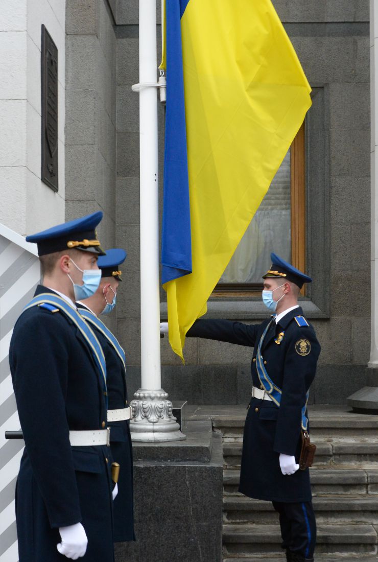 Голова Верховної Ради України Руслан Стефанчук, керівництво Верховної Ради України, фракцій та комітетів взяли участь в урочистих заходах з нагоди Дня єднання, започаткованого Указом Президента України від 14 лютого 2022 року №53/2022.
У рамках заходів відбулася церемонія підняття Державного Прапору України та занесення Прапору до зали засідань Верховної Ради України.
Національна гвардія України несе Почесну варту біля будинку Парламенту України.
Національний заслужений академічний український народний хор України ім. Г. Верьовки виконав Гімн України.
Місце проведення: м. Київ, Площа Конституції.
