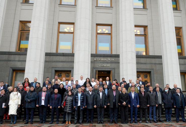 Голова Верховної Ради України Руслан Стефанчук, керівництво Верховної Ради України, фракцій та комітетів взяли участь в урочистих заходах з нагоди Дня єднання, започаткованого Указом Президента України від 14 лютого 2022 року №53/2022.
У рамках заходів відбулася церемонія підняття Державного Прапору України та занесення Прапору до зали засідань Верховної Ради України.
Національна гвардія України несе Почесну варту біля будинку Парламенту України.
Національний заслужений академічний український народний хор України ім. Г. Верьовки виконав Гімн України.
Місце проведення: м. Київ, Площа Конституції.
