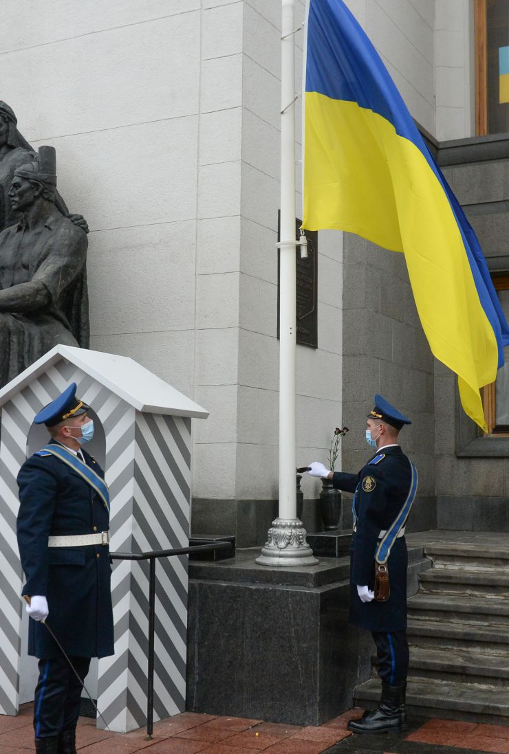 Голова Верховної Ради України Руслан Стефанчук, керівництво Верховної Ради України, фракцій та комітетів взяли участь в урочистих заходах з нагоди Дня єднання, започаткованого Указом Президента України від 14 лютого 2022 року №53/2022.
У рамках заходів відбулася церемонія підняття Державного Прапору України та занесення Прапору до зали засідань Верховної Ради України.
Національна гвардія України несе Почесну варту біля будинку Парламенту України.
Національний заслужений академічний український народний хор України ім. Г. Верьовки виконав Гімн України.
Місце проведення: м. Київ, Площа Конституції.
