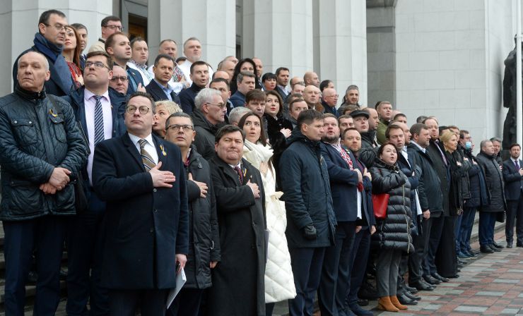 Голова Верховної Ради України Руслан Стефанчук, керівництво Верховної Ради України, фракцій та комітетів взяли участь в урочистих заходах з нагоди Дня єднання, започаткованого Указом Президента України від 14 лютого 2022 року №53/2022.
У рамках заходів відбулася церемонія підняття Державного Прапору України та занесення Прапору до зали засідань Верховної Ради України.
Національна гвардія України несе Почесну варту біля будинку Парламенту України.
Національний заслужений академічний український народний хор України ім. Г. Верьовки виконав Гімн України.
Місце проведення: м. Київ, Площа Конституції.
