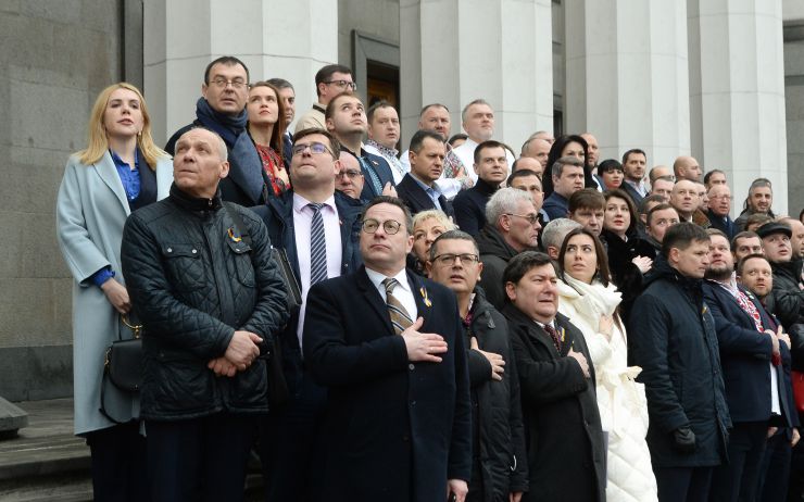 Голова Верховної Ради України Руслан Стефанчук, керівництво Верховної Ради України, фракцій та комітетів взяли участь в урочистих заходах з нагоди Дня єднання, започаткованого Указом Президента України від 14 лютого 2022 року №53/2022.
У рамках заходів відбулася церемонія підняття Державного Прапору України та занесення Прапору до зали засідань Верховної Ради України.
Національна гвардія України несе Почесну варту біля будинку Парламенту України.
Національний заслужений академічний український народний хор України ім. Г. Верьовки виконав Гімн України.
Місце проведення: м. Київ, Площа Конституції.
