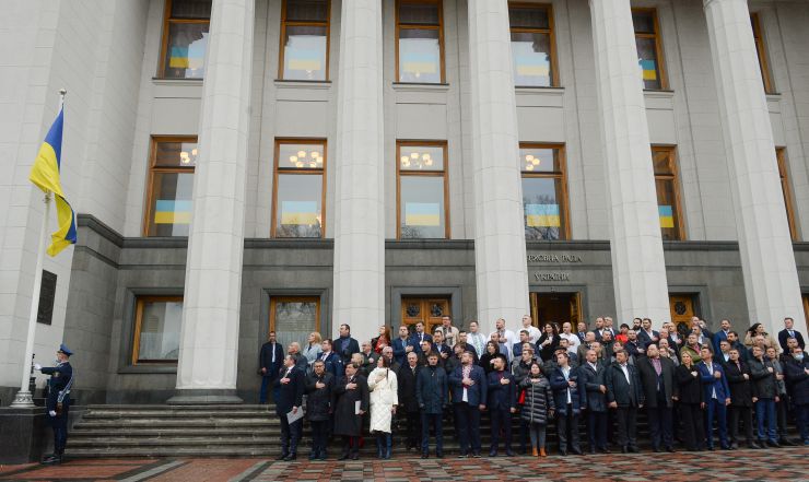 Голова Верховної Ради України Руслан Стефанчук, керівництво Верховної Ради України, фракцій та комітетів взяли участь в урочистих заходах з нагоди Дня єднання, започаткованого Указом Президента України від 14 лютого 2022 року №53/2022.
У рамках заходів відбулася церемонія підняття Державного Прапору України та занесення Прапору до зали засідань Верховної Ради України.
Національна гвардія України несе Почесну варту біля будинку Парламенту України.
Національний заслужений академічний український народний хор України ім. Г. Верьовки виконав Гімн України.
Місце проведення: м. Київ, Площа Конституції.
