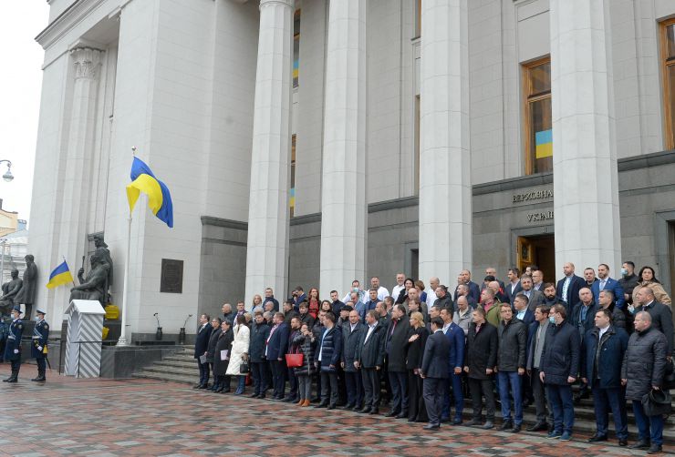 Голова Верховної Ради України Руслан Стефанчук, керівництво Верховної Ради України, фракцій та комітетів взяли участь в урочистих заходах з нагоди Дня єднання, започаткованого Указом Президента України від 14 лютого 2022 року №53/2022.
У рамках заходів відбулася церемонія підняття Державного Прапору України та занесення Прапору до зали засідань Верховної Ради України.
Національна гвардія України несе Почесну варту біля будинку Парламенту України.
Національний заслужений академічний український народний хор України ім. Г. Верьовки виконав Гімн України.
Місце проведення: м. Київ, Площа Конституції.
