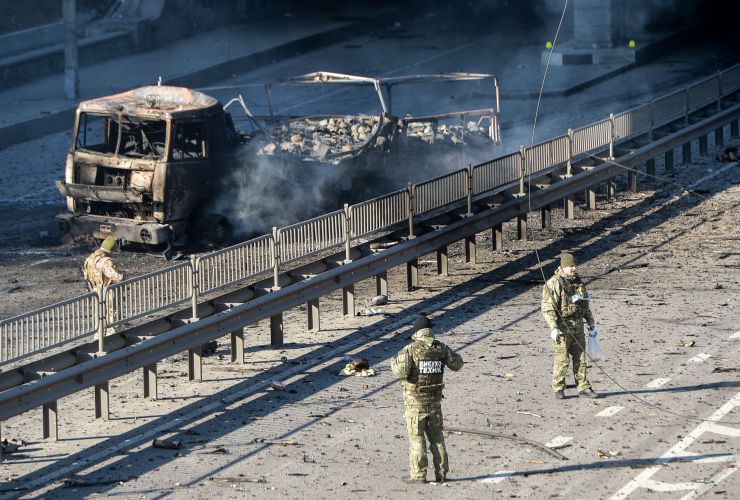 Наслідки боїв в районі метро «Берестейська», Київ. Знищено колону 2 автомобілі, 2 вантажівки з боєкомплектом і танк.