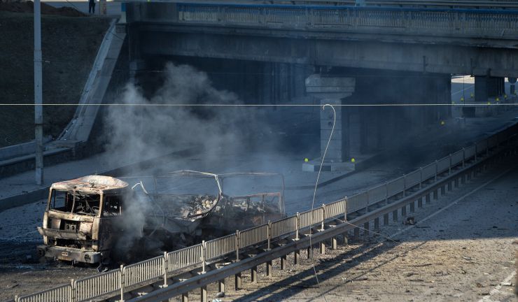 Наслідки боїв в районі метро «Берестейська», Київ. Знищено колону 2 автомобілі, 2 вантажівки з боєкомплектом і танк.