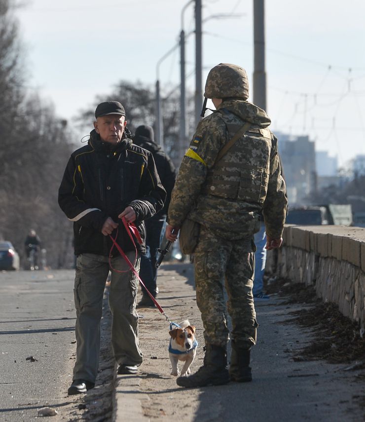 Наслідки боїв в районі метро «Берестейська», Київ. Знищено колону 2 автомобілі, 2 вантажівки з боєкомплектом і танк.