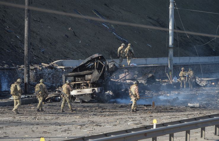 Наслідки боїв в районі метро «Берестейська», Київ. Знищено колону 2 автомобілі, 2 вантажівки з боєкомплектом і танк.