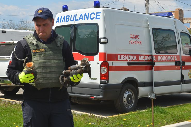 Київщина. Окупанти після себе залишили тисячі снарядів, мін, розтяжок.Заміновували навіть трупи.
Рятувальники ДНС України щоденно ризикуючи життям, вилучають вибухонебезпечні предмети.Всього з початку широкомашстабного вторгнення російських військових на території України знешкоджено близько 110 тисяч різних типів вибухівки в тому числі 1тисячу 975 авіаційних бомб.Обстежили і розмінували територію площею 22 тисячі гектарів.Роботи тривають.

