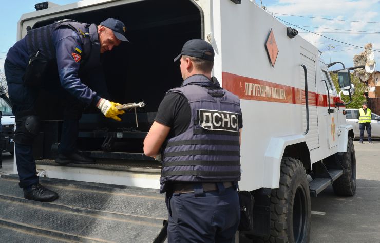 Київщина. Окупанти після себе залишили тисячі снарядів, мін, розтяжок.Заміновували навіть трупи.
Рятувальники ДНС України щоденно ризикуючи життям, вилучають вибухонебезпечні предмети.Всього з початку широкомашстабного вторгнення російських військових на території України знешкоджено близько 110 тисяч різних типів вибухівки в тому числі 1тисячу 975 авіаційних бомб.Обстежили і розмінували територію площею 22 тисячі гектарів.Роботи тривають.
