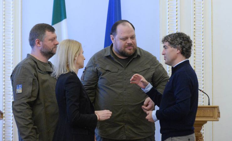 Голова Верховної Ради України Руслан Стефанчук зустрівся з Головою Сенату Парламенту Ірландії Марком Дейлі та Головою Дойл Ерену Парламенту Ірландії Шоном О’Фарілом. Керівництво Верховної Ради України під час зустрічі зі спікерам верхньої та нижньої палати Парламенту Ірландії.