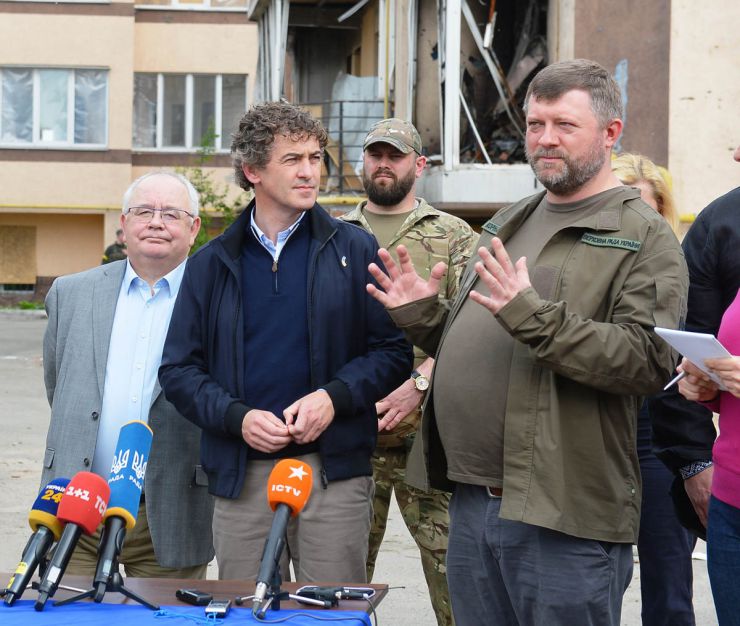 Перший заступник Голови Верховної Ради України Олександр Корнієнко разом із Головою Сенату Парламенту Ірландії Марком Дейлі та Головою Дойл Ерену Парламенту Ірландії Шоном О’Фарілом відвідав із робочим візитом звільнені від російських нацистів Бучу та Ірпінь