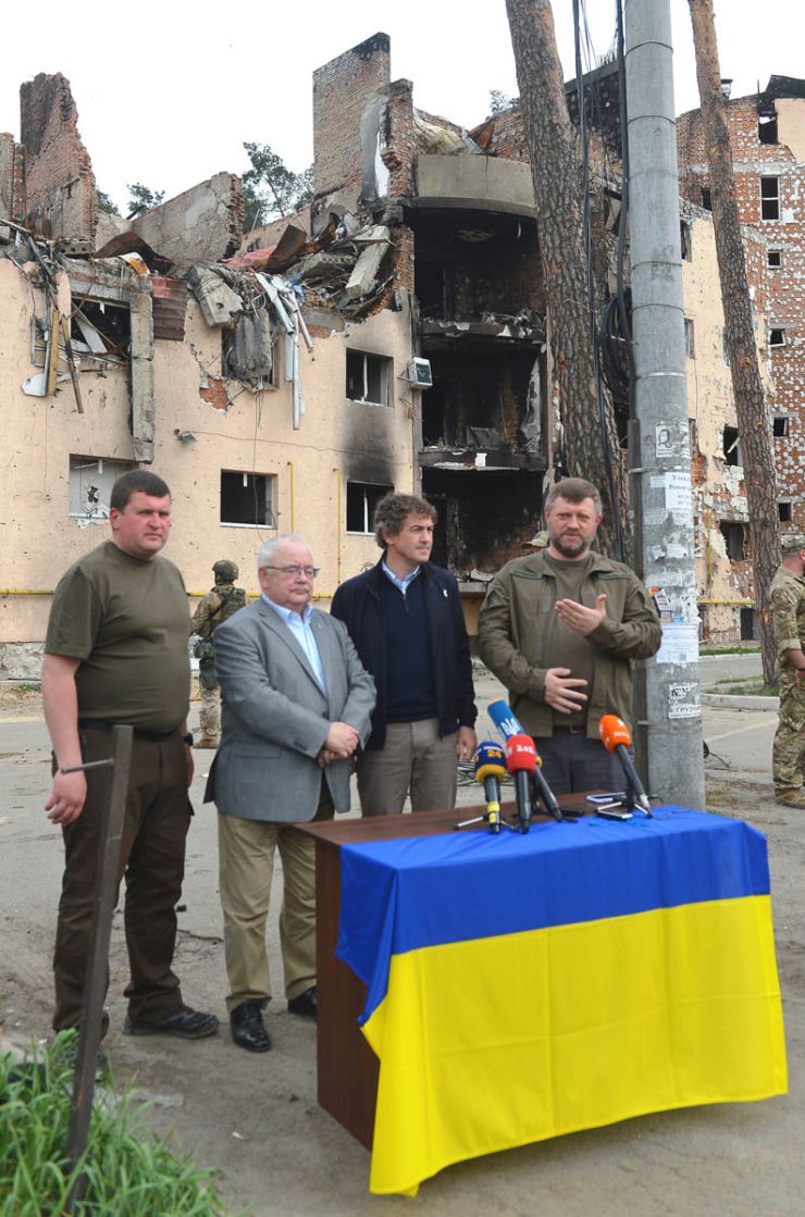 Перший заступник Голови Верховної Ради України Олександр Корнієнко разом із Головою Сенату Парламенту Ірландії Марком Дейлі та Головою Дойл Ерену Парламенту Ірландії Шоном О’Фарілом відвідав із робочим візитом звільнені від російських нацистів Бучу та Ірпінь