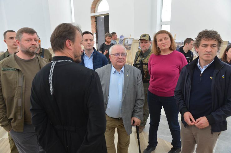 Перший заступник Голови Верховної Ради України Олександр Корнієнко разом із Головою Сенату Парламенту Ірландії Марком Дейлі та Головою Дойл Ерену Парламенту Ірландії Шоном О’Фарілом відвідав із робочим візитом звільнені від російських нацистів Бучу та Ірпінь