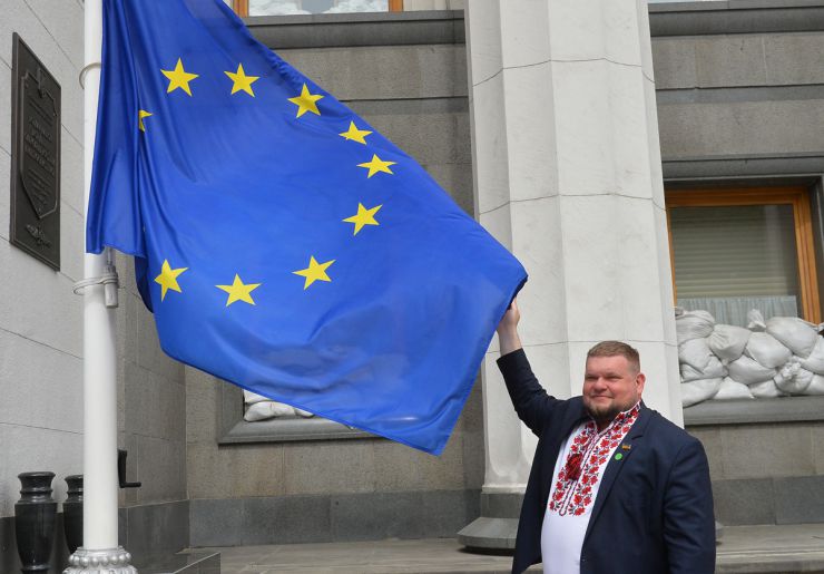 Народні депутати України, керівництво ВР України, посли європейських країн взяли участь у піднятті прапора ЄС на площі Конституції біля будівлі Парламенту України з нагоди святкування дня Європи в Україні.

