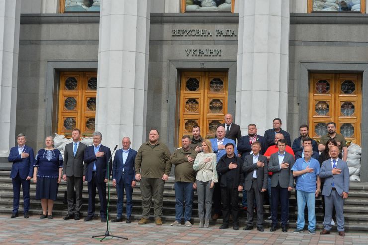 Народні депутати України, керівництво ВР України, посли європейських країн взяли участь у піднятті прапора ЄС на площі Конституції біля будівлі Парламенту України з нагоди святкування дня Європи в Україні.

