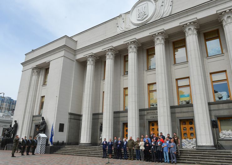 Народні депутати України, керівництво ВР України, посли європейських країн взяли участь у піднятті прапора ЄС на площі Конституції біля будівлі Парламенту України з нагоди святкування дня Європи в Україні.

