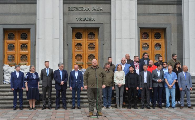 Народні депутати України, керівництво ВР України, посли європейських країн взяли участь у піднятті прапора ЄС на площі Конституції біля будівлі Парламенту України з нагоди святкування дня Європи в Україні.

