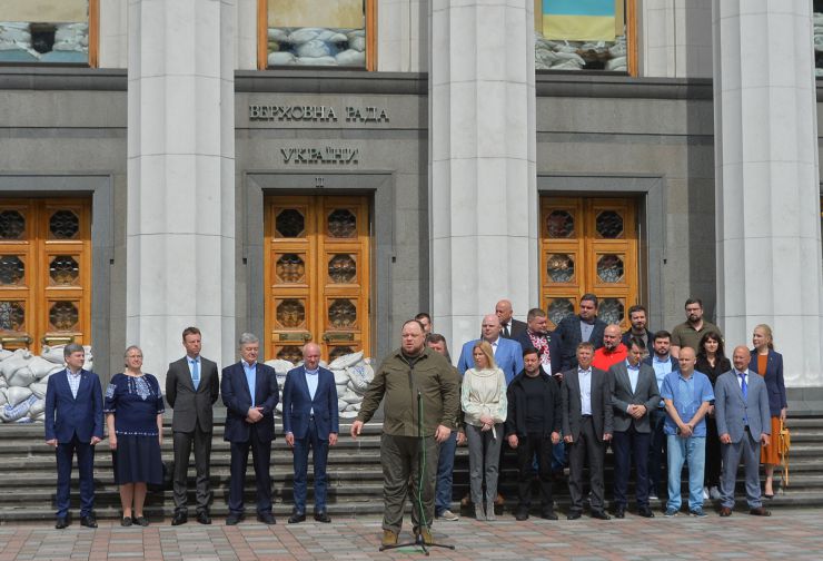 Народні депутати України, керівництво ВР України, посли європейських країн взяли участь у піднятті прапора ЄС на площі Конституції біля будівлі Парламенту України з нагоди святкування дня Європи в Україні.

