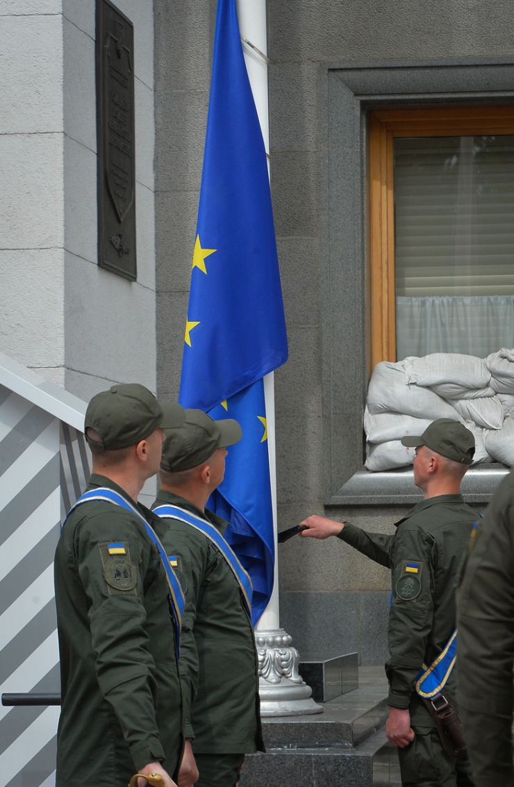 Народні депутати України, керівництво ВР України, посли європейських країн взяли участь у піднятті прапора ЄС на площі Конституції біля будівлі Парламенту України з нагоди святкування дня Європи в Україні.

